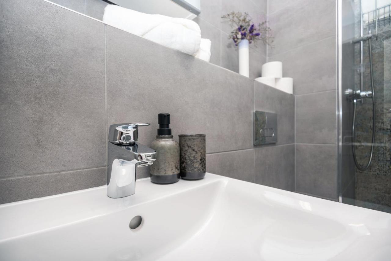 City Center Apartment - Modern & Elegant Братислава Екстер'єр фото