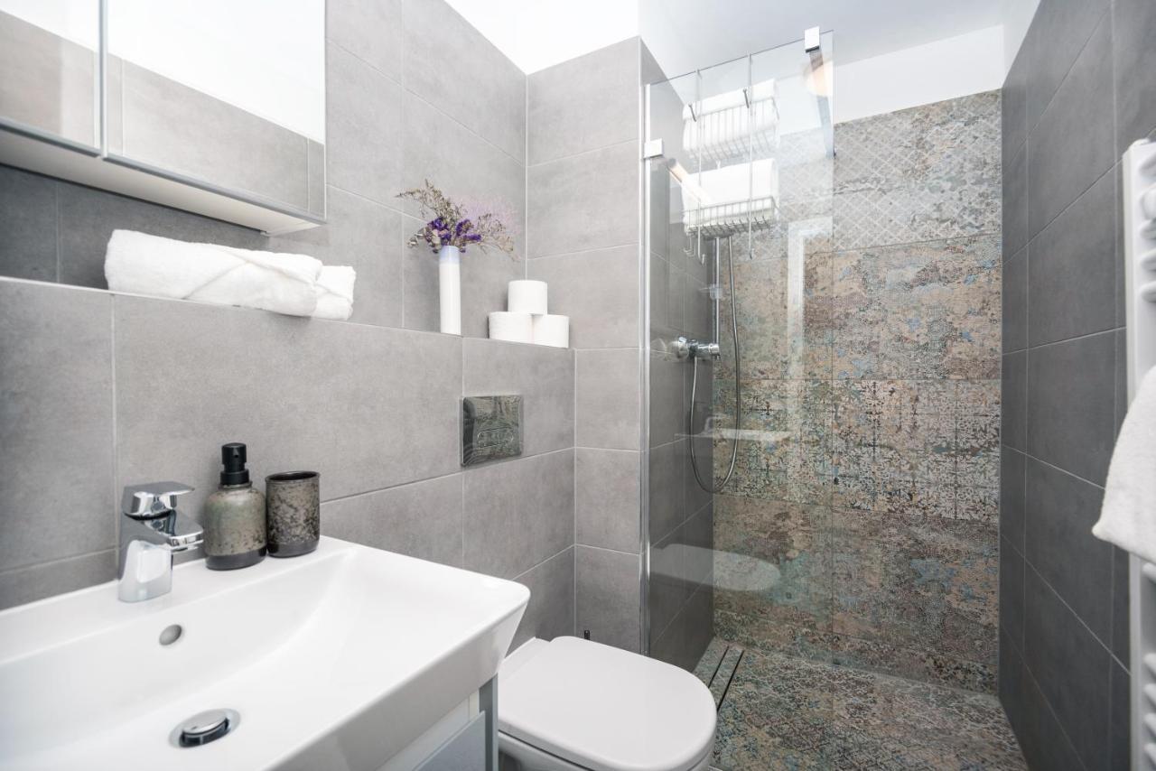 City Center Apartment - Modern & Elegant Братислава Екстер'єр фото