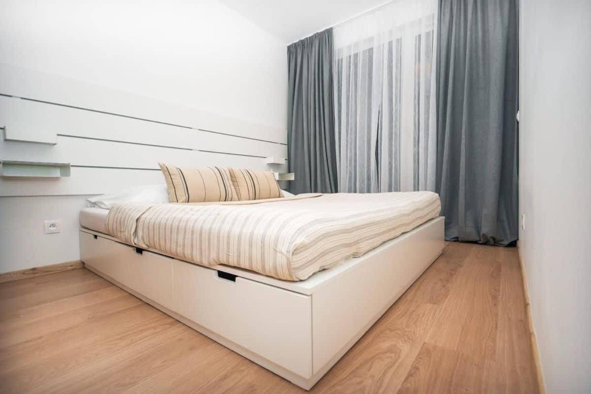 City Center Apartment - Modern & Elegant Братислава Екстер'єр фото