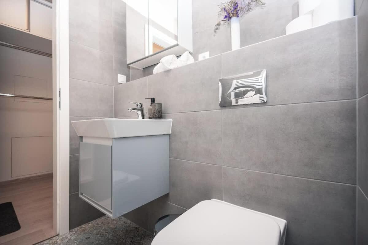 City Center Apartment - Modern & Elegant Братислава Екстер'єр фото