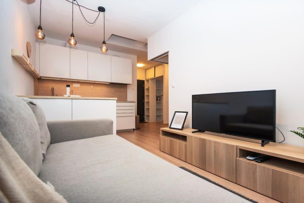 City Center Apartment - Modern & Elegant Братислава Екстер'єр фото